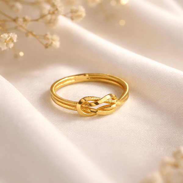 Ajda Liebesknoten Ring 925 Silber auf satinartigem Stoff, elegantes und zeitloses Schmuckstück.