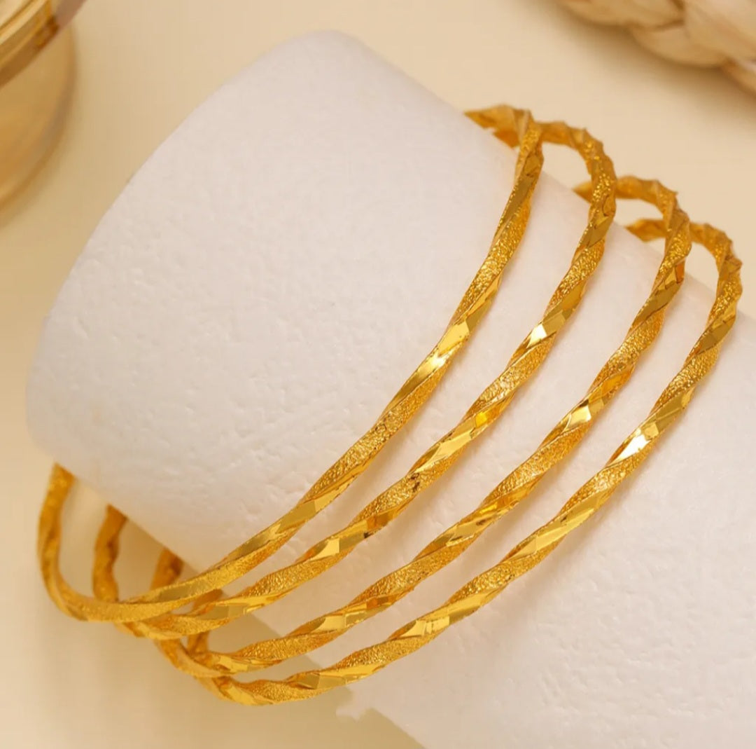 Twist Glow Armband Schmuck aus vergoldetem Edelstahl, wasserfest und nickelfrei, auf weißem Hintergrund.